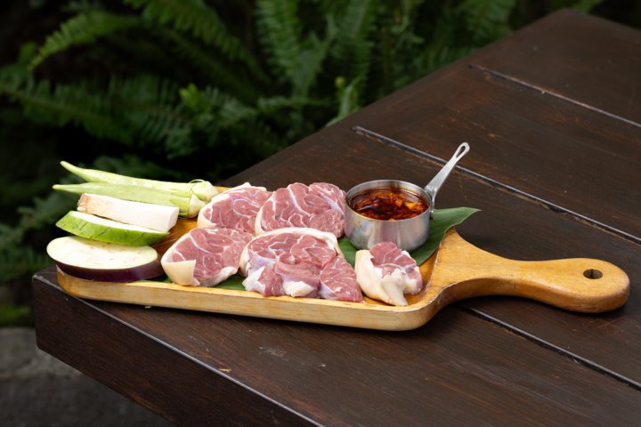Bò tơ nướng than hồng thơm lừng tại quán ăn ngon Phú Quốc – chuẩn vị BBQ, đậm đà và hấp dẫn từ ánh nhìn đầu tiên.