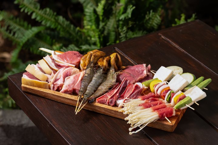 Bò tơ được chế biến kỹ lưỡng, nướng chín vừa tới – mềm, ngọt, thơm, đúng chuẩn BBQ Phú Quốc khiến ai ăn cũng gật gù.