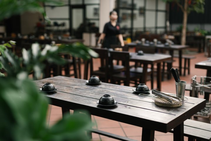 Từng lát bò tơ được nướng trên than hồng, kết hợp rau sống và nước chấm đặc trưng – chuẩn bài quán nhậu Phú Quốc.