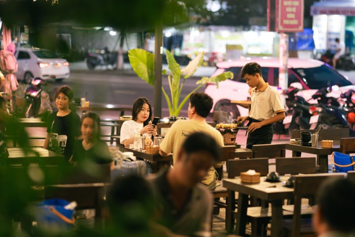 Bữa tối bên bạn bè tại quán nhậu Phú Quốc với món bò tơ nướng và vài chai bia lạnh – combo khiến bao người 