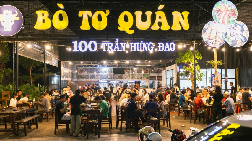 Dù là khách du lịch hay người địa phương, ai đến Phú Quốc cũng nên thử một bữa tại Bò Tơ Quán Đảo – quán ăn ngon có tiếng.